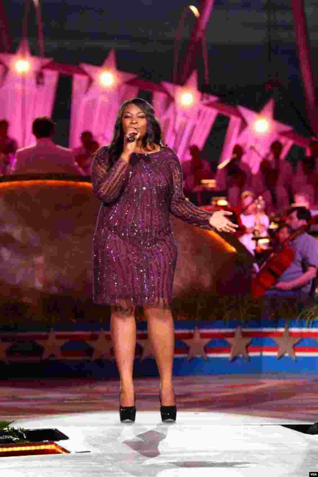 Candace Glover trình diễn tại buổi tổng dượt y phục cho Lễ Độc Lập Hoa Kỳ tại Washington 3-7-2013 (W. Workinger/VOA)