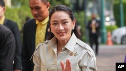 အစည်းအဝေးတက်ရန် ထိုင်းအစိုးရအိမ်တော်သို့ ရောက်ရှိလာသည့် ဝန်ကြီးချုပ် Paetongtarn Shinawatra။ (၄ ဖေဖော်ဝါရီ ၂၀၂၅) (AP:Sakchai Lalit)