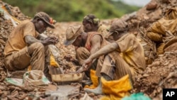 资料照片:金矿工人在刚果东部矿业城镇卡米图加淘金。(2021年3月13日)