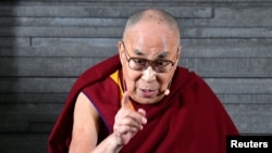 西藏精神领袖达赖喇嘛在瑞典出席记者会。(2018年9月12日)