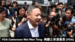 香港和平佔中發起人戴耀廷因公眾妨擾等罪名被判入獄16個月,他服刑接近4個月後,8月15日獲准保釋等候上訴 (攝影:美國之音湯惠芸)