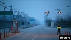 资料照:一名韩国警察在连接朝鲜边境内的开城工业园区站岗。