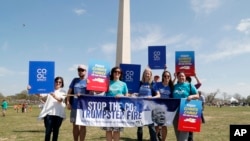 CEO Cool Effect, Marisa de Belloy, kiri tengah, salah satu pendiri Cool Effect, Dee Lawrence, kanan tengah, direktur pemasaran Cool Effect, Jodi Manning, kanan dan para pendukungnya menghadiri rapat akbar sebelum berpartisipasi dalam Pawai untuk Ilmu Pengetahuan hari Sabtu, 14 April 2018 di Washington, D.C. (foto: Paul Morigi/AP Images untuk Cool Effect)