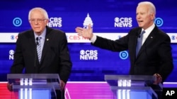 2020年2月25日民主党总统参选人桑德斯(左)和前副总统拜登在南卡罗来纳州查尔斯顿辩论