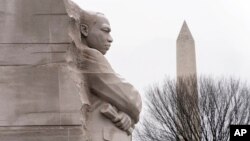 FILE - Monumen Martin Luther King Jr. dengan latar belakang Monumen Washington di Washington, 15 Januari 2024. (Jose Luis Magana, Arsip/AP)