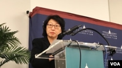 2018年7月14日,香港律政司长郑若骅在华盛顿的美利坚大学讲话。(美国之音文灏拍摄)