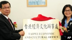 2012年5月21日,台湾陆委会主委赖幸媛(右)为驻澳门办事处揭牌。(美联社照片)