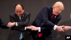 Thủ tướng Nguyễn Xuân Phúc và Tổng thống Trump tại hội nghị thượng đỉnh ASEAN năm 2017.