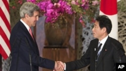 Ngoại trưởng Nhật Bản Fumio Kishida chào đón Ngoại trưởng Mỹ John Kerry tại Nhà khách Iikura ở Tokyo, ngày 14/4/2013.