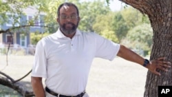 67 岁的 Estrus Tucker 在德克萨斯州沃思堡的科莫社区拍照。人口普查局将发布有关美国人口变化的新数据。 定于 8 月 12 日(星期四)公布的数字将显示,18 个州的数十个县不再有多数族裔群体。 (美联社照片)