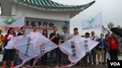 香港支联会副主席蔡耀昌（中间讲话者）及其成员5月5日冒雨举行六四风筝放飞行动 （美国之音记者申华拍摄）
