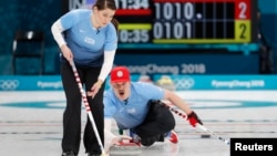 2018年平昌冬奥会冰壶混合双人赛美国队兄妹搭档贝卡·汉密尔顿和马特·汉密尔顿(2018年2月8日路透社)