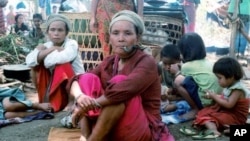 ထိုင်းမြန်မာနယ်စပ်ကို ထွက်ပြေးခိုလှုံလာကြတဲ့ ကရင်လူမျိုးဒုက္ခသည်များ။