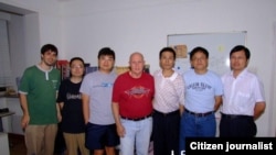 朱瑞峰(右三)与一些人士的合影