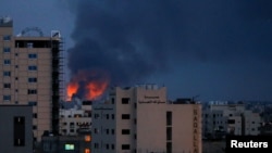 加沙建筑冒出的浓烟和烈焰。(2021年5月20日)