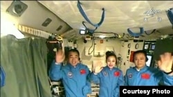 일본 도쿄에서 열대성저기압의 접근으로 호우주의보가 내려진 가운데 우산을 쓴 여성이 횡단보도를 건너고 있다.