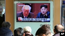 Demonstrators protest against the military junta's arrest and charging of National League for Democracy party lawmakers, Mandalay region Chief Minister Zaw Myint Maung and Mayor Ye Lwin, outside Aung Myay Thar Zan Township court in Mandalay, Myanmar. 