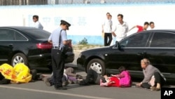 七名福建上访者6月3日到北京的美国大使馆门口企图集体服毒自杀,但很快被警察制止