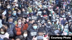 台湾第二大在野党民众党星期六(1月11日)在台北举行“111钉孤枝”集会,声援因京华城案与政治献金等贪污案遭羁押的前民众党主席柯文哲(美国之音特约记者李昕儒摄影)。