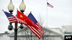 美中两国国旗在白宫前的路灯柱上飘扬。(资料照片)