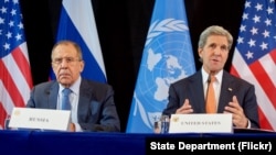 国际叙利亚支援小组2016年2月12日全体会议结束后,俄罗斯外长拉夫罗夫(左)和美国国务卿克里在德国慕尼黑记者会上。