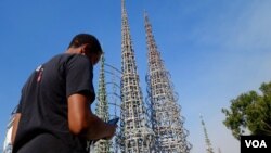 青年在沃兹公园捕捉手机精灵(美国之音国符拍摄)