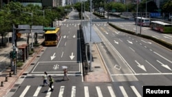 台北举行空袭演习,在万安区警察督促民众离开街头躲避。(资料照:2022年7月25日)