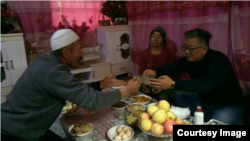 让维吾尔人抽烟和喝酒是一项忠诚度测试(白道仁提供)