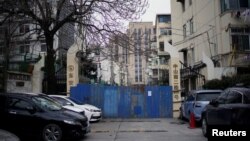 资料照片:上海一处被关闭的居民区。(2020年2月8日)