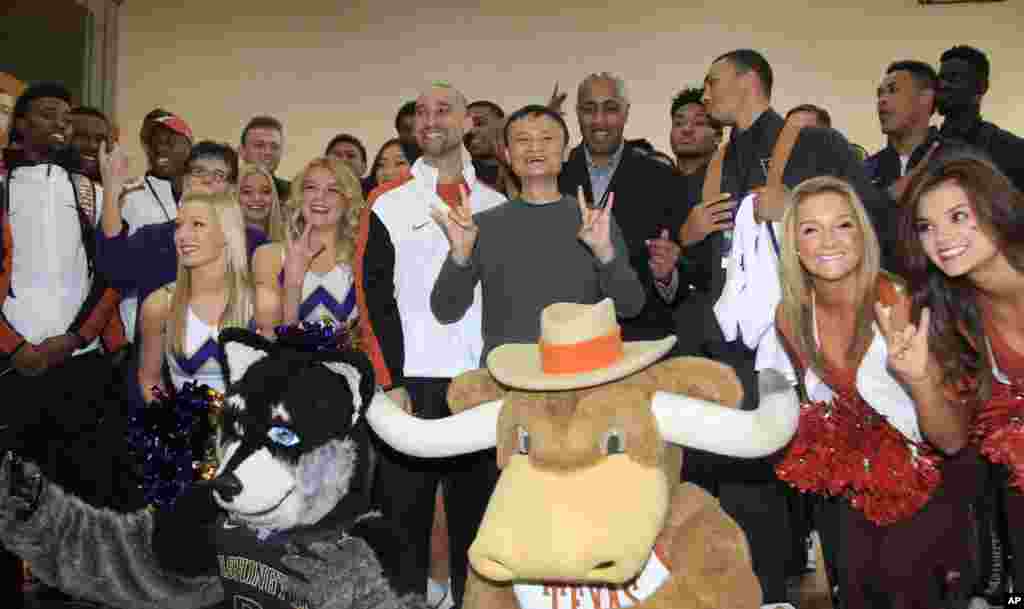 阿里巴巴集团董事局主席马云和美国华盛顿大学与德克萨斯大学篮球队队员在杭州合影(2015年11月10日)