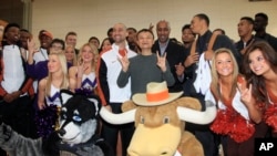 阿里巴巴集团董事局主席马云和美国华盛顿大学与德克萨斯大学篮球队队员在杭州合影(2015年11月10日)