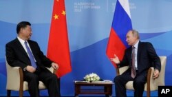 中国国家主席习近平和俄罗斯总统普京在符拉迪沃斯托克(又称海参崴)出席东方经济论坛期间举行会晤。(2018年9月11日)