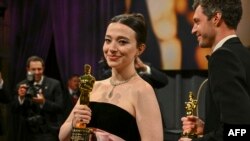 အမေရိကန်အမျိုးသမီးရုပ်ရှင်သရုပ်ဆောင် Mikey Madison ကို အော်စကာဆုနဲ့အတူ (မတ်လ ၂၊ ၂၀၂၅)