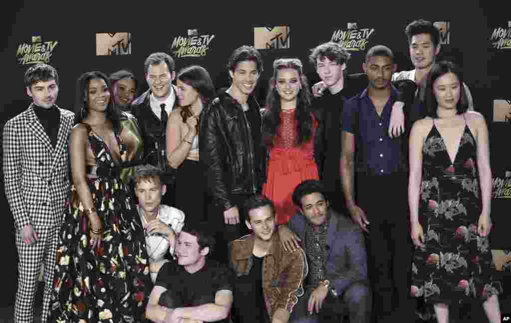 5月7日,美国电视剧《十三个原因》("13 Reasons Why")的演员在洛杉矶的美国MTV影视奖典礼中亮相。这个连续剧2017年3月31日在 Netflix 开播。