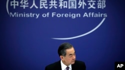 中国外长王毅在北京中国外交部举行的记者会上回答记者问题。(2018年4月3日)