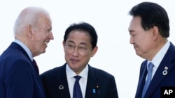 资料照片:2023年5月21日,美国总统乔·拜登在日本广岛G7峰会期间与日本首相岸田文雄和韩国总统尹锡悦交谈。(美联社照片)