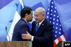 2025 年 2 月 16 日,美国国务卿马尔科·卢比奥(左)和以色列总理本雅明·内塔尼亚胡在耶路撒冷总理办公室向媒体发表联合声明。卢比奥 2 月 16 日在耶路撒冷会见以色列总理,就加沙停火问题进行会谈,在最新一轮人质交换事件发生后的第二天,卢比奥开始了中东之行。