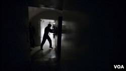 资料照片:在北达科他州迈诺特附近的洲际弹道导弹控制设施,通向地下控制室的两道防爆门的第二道正在被打开。(2014年6月24号)