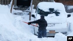 Cô Maria Formholtz xúc tuyết ra khỏi khu vực đỗ xe ở phía nam Buffalo, 20/11/2014.