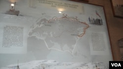 俄罗斯几百年来一直探索北极航道。圣彼得堡极地博物馆的示意图显示,日俄战争战败后,沙俄海军部1910-1915年专门组织了从亚洲符拉迪沃斯托克到欧洲阿尔汉格尔斯克两地之间的北极航道考察探险活动。