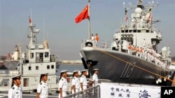 中国海军官兵准备登上青岛号导弹驱逐舰(右)去参加中美海军联合演习(2013年8月20日)