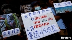 抗议者在台北集会,呼吁台塑集团调查并公布越南鱼类最近大批死亡原因的调查结果(2016年6月17日)