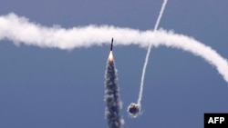 2021年5月11日,以色列的“铁穹防空系统”在以色列南部城市阿什凯隆上空拦截了一枚从加沙地带发射的火箭弹。(法新社照片)