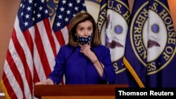 资料照片-众议院议长南希·佩洛西(Nancy Pelosi)在华盛顿国会山举行的新闻发布会上介绍了设立第25修正案委员会的立法。(2020年10月10日)