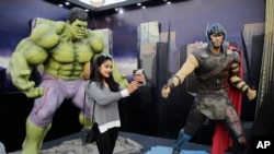 Seorang penggemar berswafoto di depan karakter komik dari Marvel Studios di Delhi Comic Con di India (foto: ilustrasi).