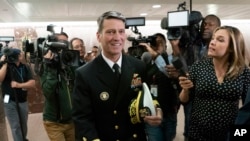 被川普总统提名为退伍军人事务部部长的白宫医生、海军少将罗尼·杰克逊在与某些参议员会面后离开国会山。(2018年4月24日)