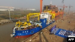 Bắc Kinh đã bắt đầu chạy thử tàu nạo vét nước sâu lớn nhất châu Á được đặt tên là Thiên Côn Hiệu. Chiếc tàu dài 140m có khả năng nạo vét 6.000 mét khối đất một giờ ở độ sâu 35 mét dưới đáy biển, China Daily nói.