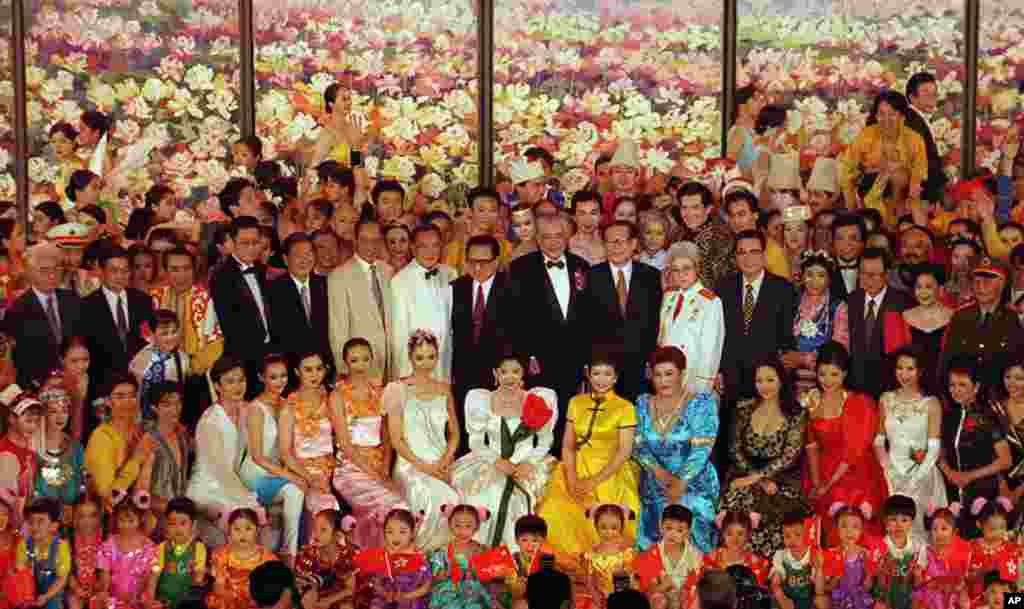 1997年7月2日，北京举行庆祝香港回归中国音乐会，会后中国领导人江泽民、李鹏、乔石、朱镕基、胡锦涛等人走上舞台，和歌手、演员合影。