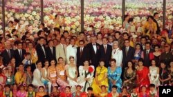 1997年7月2日,北京举行庆祝香港回归中国音乐会,会后中国领导人江泽民、李鹏、乔石、朱镕基、胡锦涛等人走上舞台,和歌手、演员合影。香港回归,是在江泽民任期内完成的。