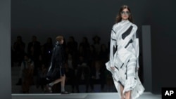 资料照片:纽约时装周上展示的雨果博斯2019年春季时装(2018年9月9日)